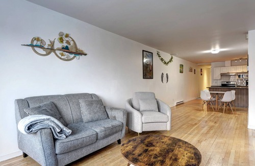 Francois-Perrault Apartment | Charming unit with Balcony - Near Highway 40
