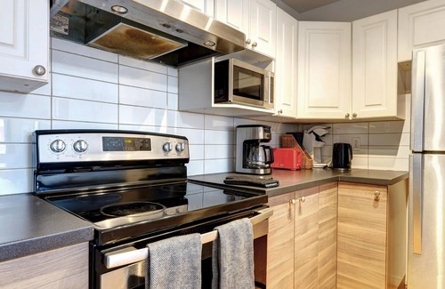 Francois-Perrault Apartment | Charming unit with Balcony - Near Highway 40