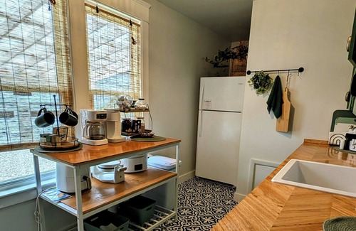 Franklin House | Charming & Updated Cozy/Clean 2 bed house! Luxury beds & covered back patio!