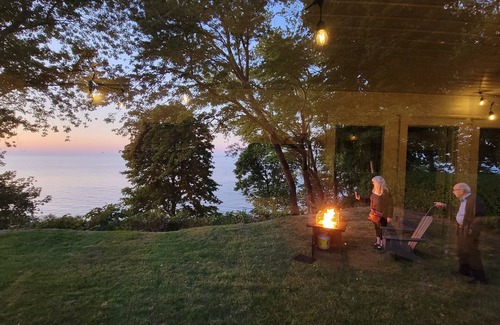 Conneaut House | Charming vacation cottage since 1930 with a spectacular view of Lake Erie