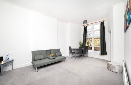 Cantelowes Apartment | Charming Victorian House in Greater London