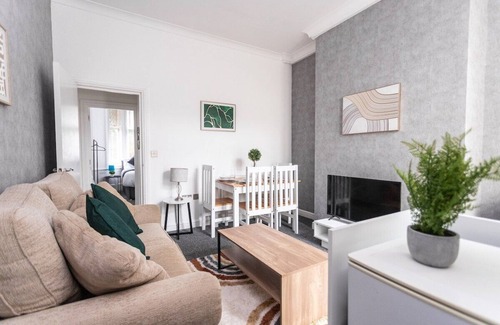 Roath Apartment | Charming Victorian Flat with Modern Comforts