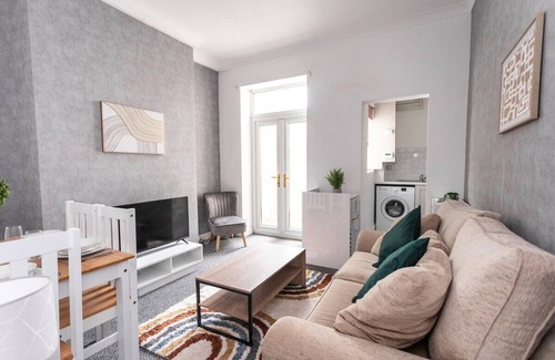 Roath Apartment | Charming Victorian Flat with Modern Comforts