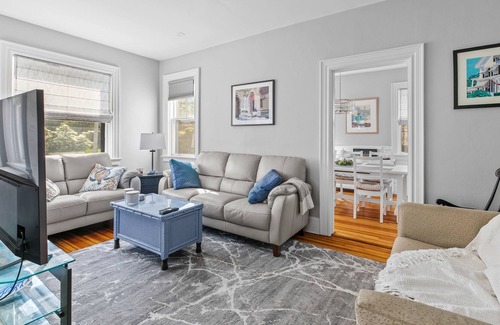 Off Broadway House | Charming Victorian with Porch+Patio - Walk to everything in Newport!