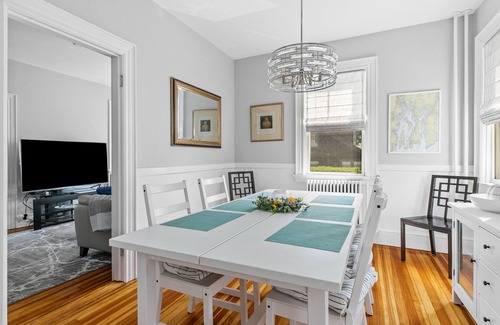 Off Broadway House | Charming Victorian with Porch+Patio - Walk to everything in Newport!