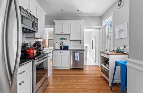 Off Broadway House | Charming Victorian with Porch+Patio - Walk to everything in Newport!