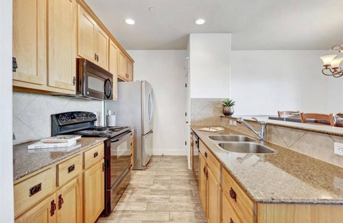 Leander Condo | Charming Villa on Lake Travis in Hill Country at Hollows Resort, Pools, Trails, Marina