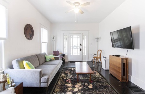 Taylor Berry House | Charming vintage home, centrally located. Fenced yard. Foodie kitchem.