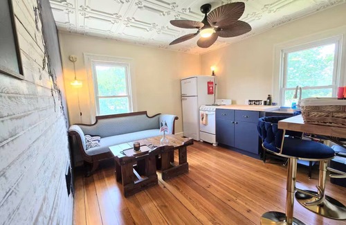 Clyde House | Charming Vintage Inspired 2-bedroom house in the Blue Ridge Mountains