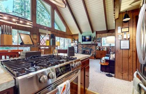 Roslyn Ridge Cabin | Charming vintage lodge with fireplace, deck & grill - walk to Lake Cle Elum