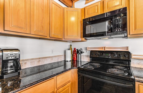 Snoqualmie Pass Cabin | Charming, walk-to-lifts cabin with mountain views, kayaks & arcade game