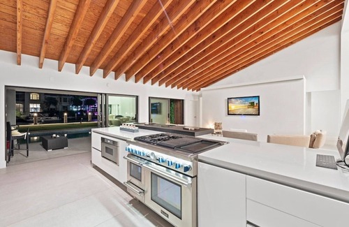 Hollywood South Central Beach Villa | Charming Waterfront 5BR/4BTH Villa North of Miami