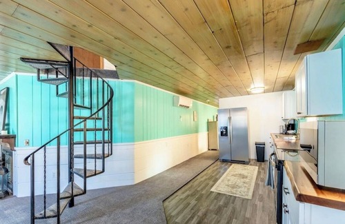 Bayview House | Charming waterfront retreat with boat dock