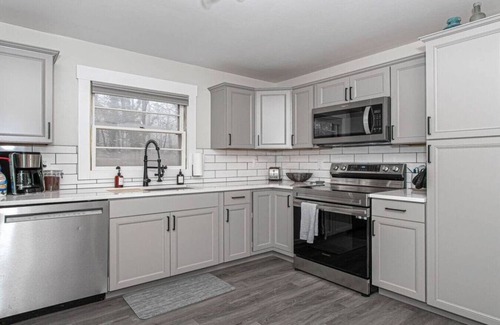 Ashley Oaks House | Charming West Knox Cottage w/Carport & Patio