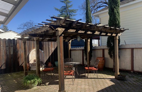 Ukiah House | Charming Westside Cottage, walk to Downtown!
