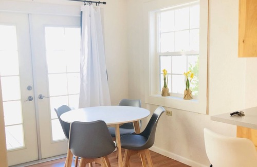 Ukiah House | Charming Westside Cottage, walk to Downtown!