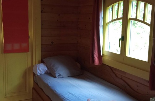 Chantenay-Villedieu Cottage | Charming Wooden Caravan in Bucolic Valley with Terrace & Family-Friendly Amenities