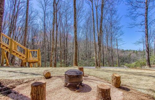 Gatlinburg - Pigeon Forge Ski Chalet | Chasing Fireflies Treehouse, Hot Tub, WIFI, As seen on Barnwood Builders!