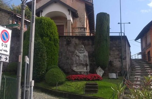 Comero House | CHATEAU ROSE' FAR 2 KMS FROM LAKE MAGGIORE OF INTRA