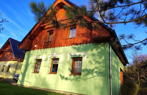 Tyn nad Vltavou House | Chaty Koloděje-ubytování u řeky v soukromém areálu-GREEN