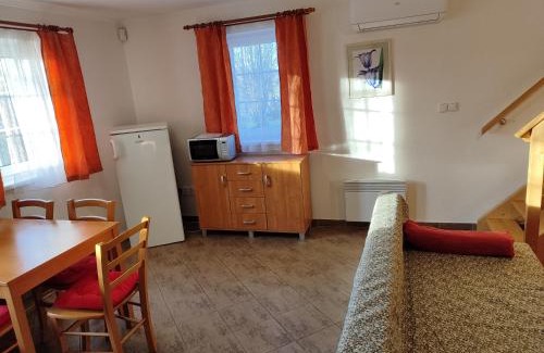 Tyn nad Vltavou House | Chaty Koloděje-ubytování u řeky v soukromém areálu-GREEN