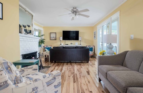 Bemus Point House | Chautauqua Lake Front Property - Walk to the Village of Bemus Point!