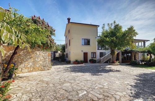 Kanfanar Apartment | Cheap and nice holiday flat with pool