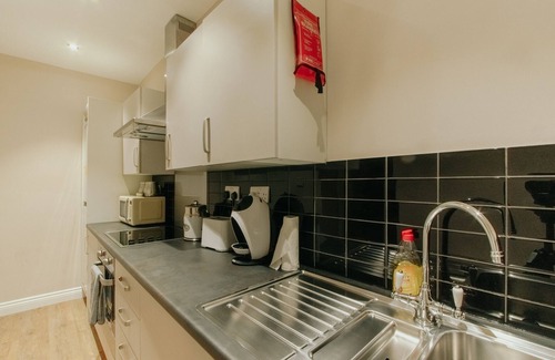 Sheffield Apartment | Cheap, Chic & Cheerful pad in Historic building | B8