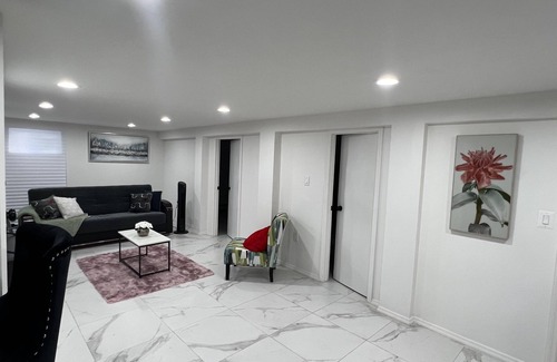Queens House | Cheerful 1 Bedroom home. 7 min-JFK/16 min-LGA