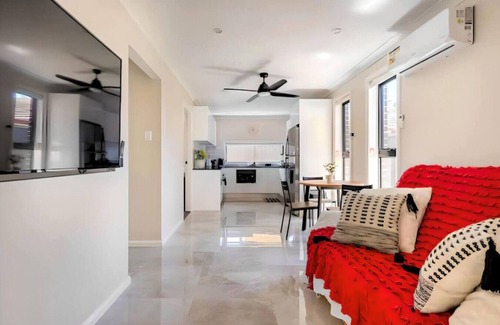 Kingswood House | Cheerful 13 Bedrooms with free Parking