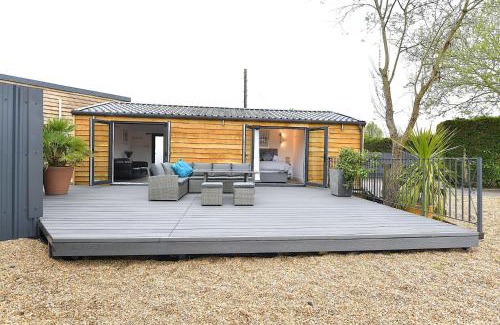 Guildford House | Cheerful 1BD Cottage with Parking Nr Guildford