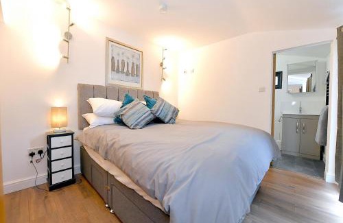 Guildford House | Cheerful 1BD Cottage with Parking Nr Guildford