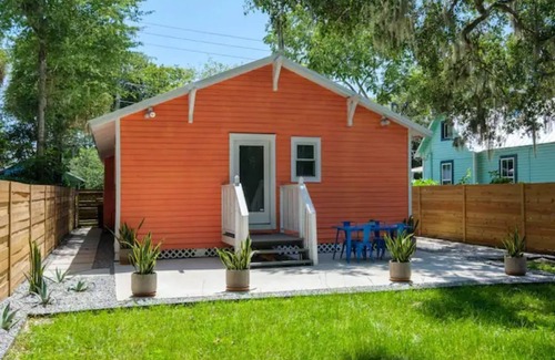 Pleasant Street House | Cheerful 2-BDRM/2.5 Bathroom Home Near DWTN & UF