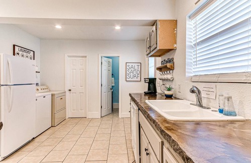 Copeland Cottage | Cheerful 2 Bedroom, Boat Parking, Lake View!