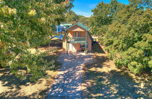 Copeland Cottage | Cheerful 2 Bedroom, Boat Parking, Lake View!