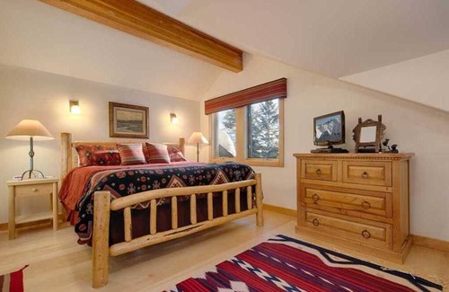Granite Ridge House | Cheerful 2-bedroom vacation home with hot tub
