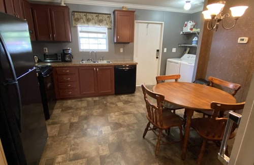 Norman Park House | Cheerful 2 bedroom home, King Suite, Wi-Fi