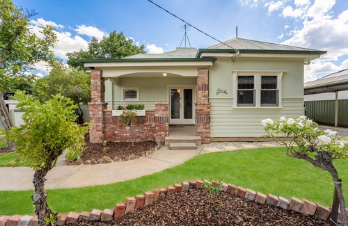 Bendigo House | Cheerful 2 BR 2 BA home opposite friendly cafe/pub