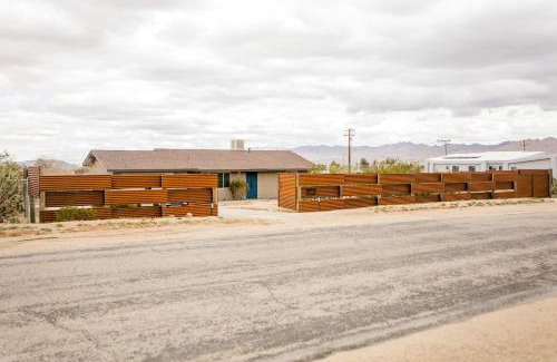 Joshua Tree House | Cheerful 2bedroom home with hot tub and cowboy pool in Joshua Tree