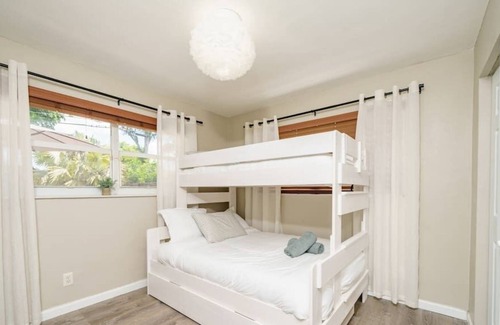 Sunset Villa | Cheerful 3-Bedroom Villa with Pool