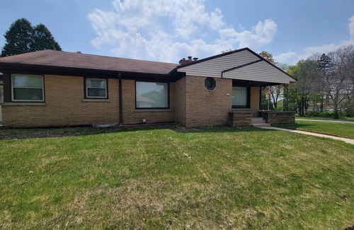 Milwaukee House | Cheerful 3 bedroom home with garage parking