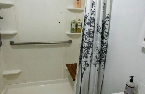 Roanoke House | Cheerful 3-Bedroom Home on the Hill
