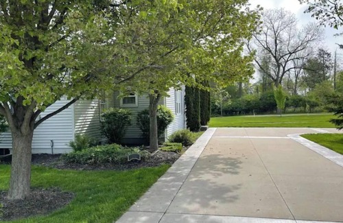 Battle Creek Cottage | Cheerful 3 Bedroom Cottage Getaway w/Lake Access