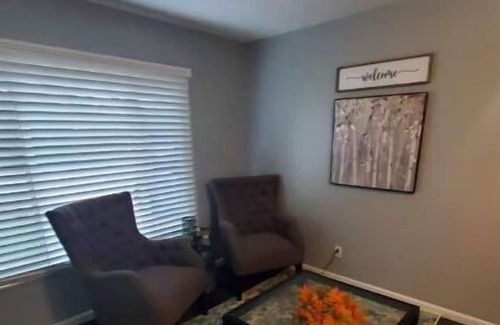 Johnson City House | Cheerful 3-bedroom a short walk to downtown square