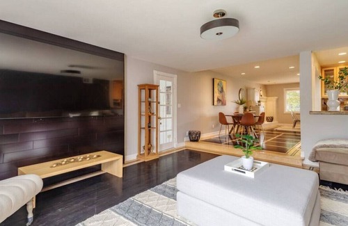 Canoga Park House | Cheerful 4 bed vacation home with pool sleeps 10