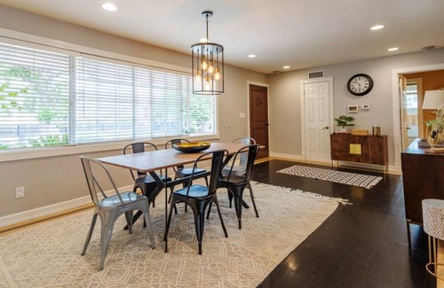 Canoga Park House | Cheerful 4 bed vacation home with pool sleeps 10