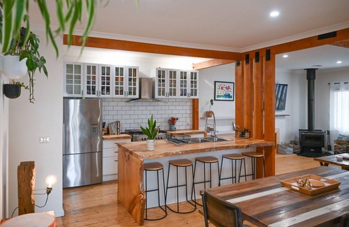 Mansfield House | Cheerful 4 Bedroom Home with Spa