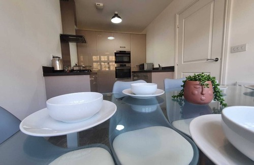 Luton House | Cheerful 4-bedroom town house with parking