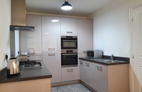 Luton House | Cheerful 4-bedroom town house with parking