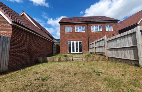 Luton House | Cheerful 4-bedroom town house with parking